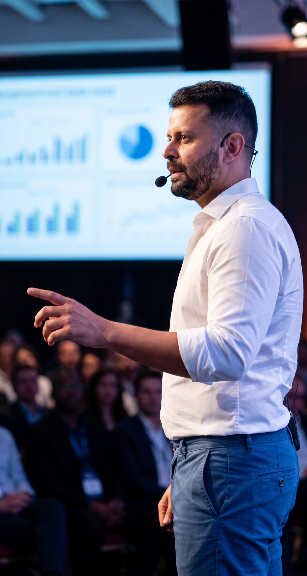Thiago Macedo apresentando em palco