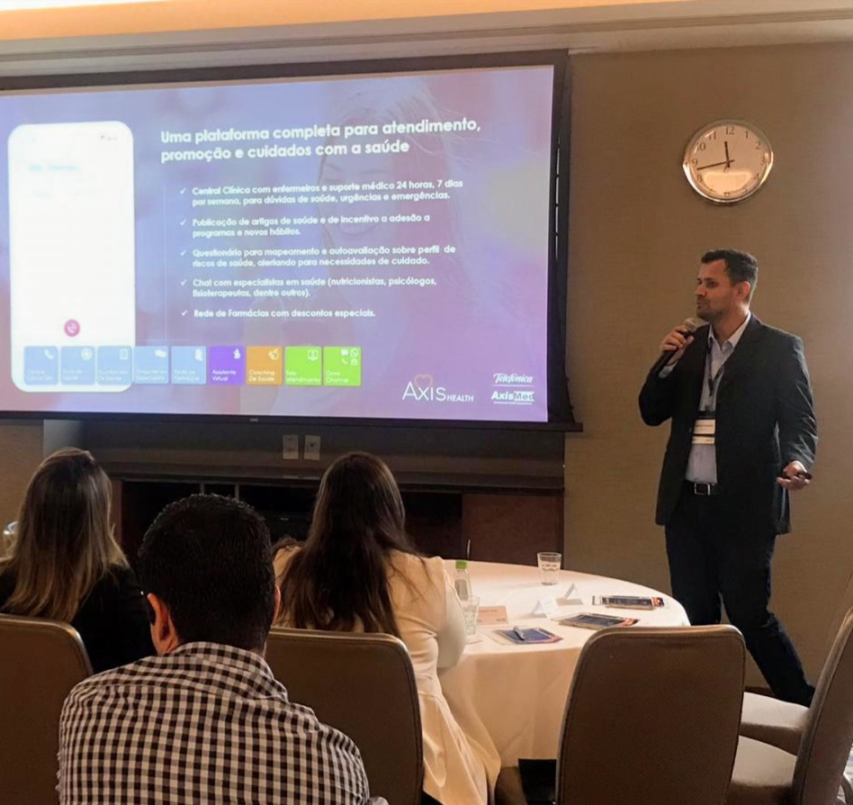 Thiago Macedo apresentando projeto omnichannel de saúde para AxisHealth e Telefônica